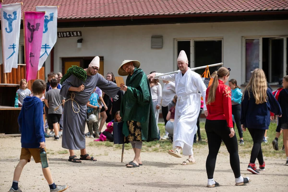 Co je celotáborová hra?